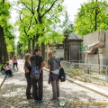 Admirers of Oscar Wilde pay their respect